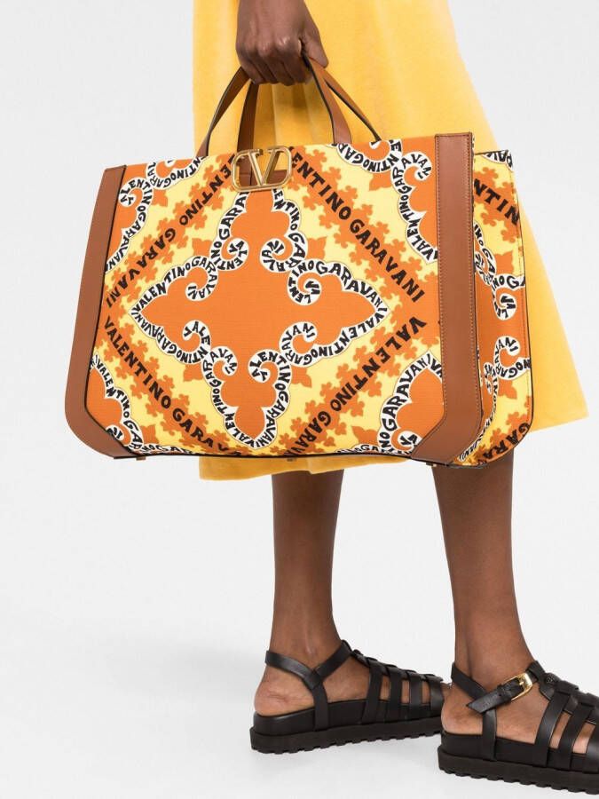 Valentino Garavani VLogo shopper met bandanaprint Oranje