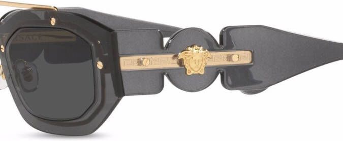 Versace Eyewear VE2235 zonnebril met rechthoekig montuur Grijs