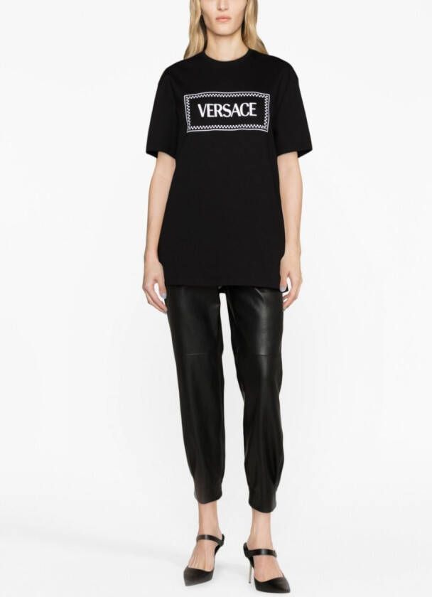 Versace 1990s T-shirt met geborduurd logo Zwart