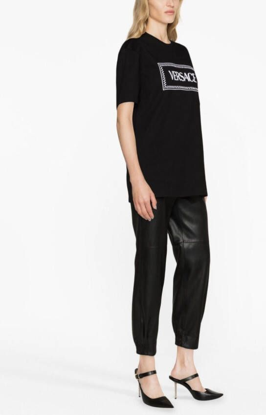 Versace 1990s T-shirt met geborduurd logo Zwart