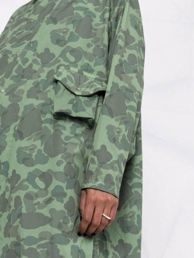 visvim Trenchcoat met camouflageprint Groen