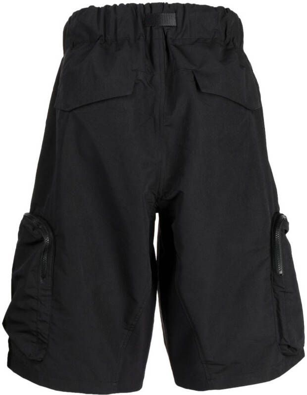 White Mountaineering Bermuda shorts met gespsluiting Zwart