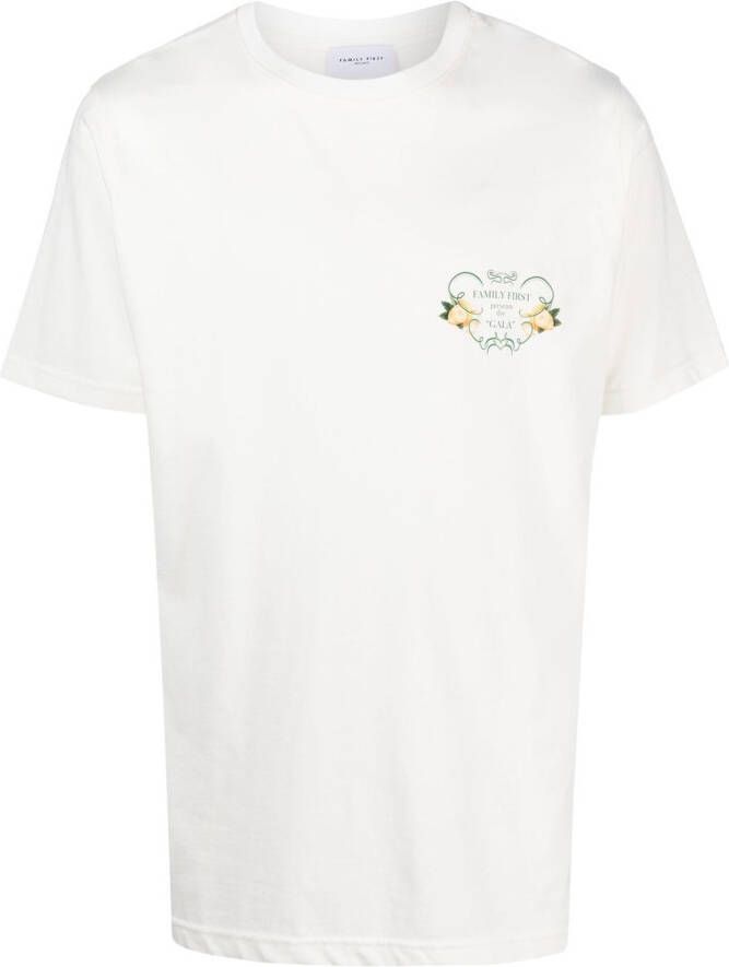 Family First T-shirt met print Wit