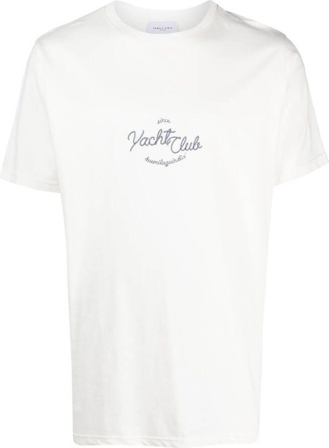 Family First T-shirt met print Wit
