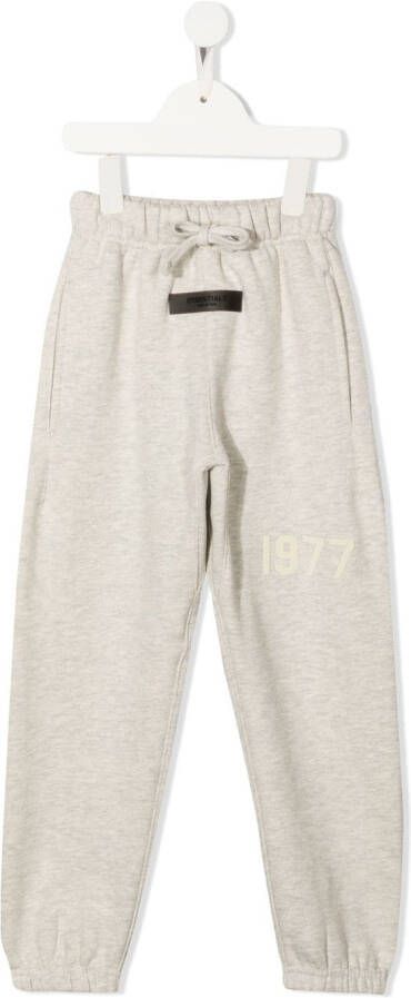 FEAR OF GOD ESSENTIALS Joggingbroek met logopatch Grijs