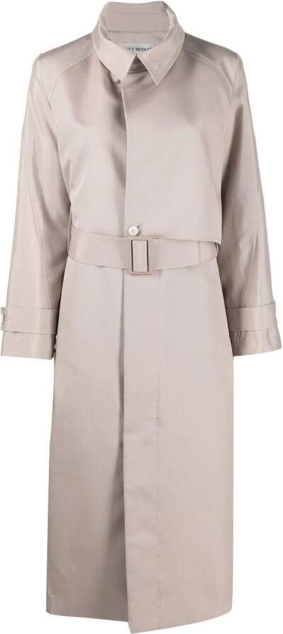 Issey Miyake Trenchcoat met ceintuur Beige