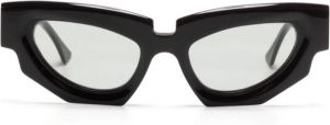 Kuboraum asymmetric-frame tinted sunglasses Zwart