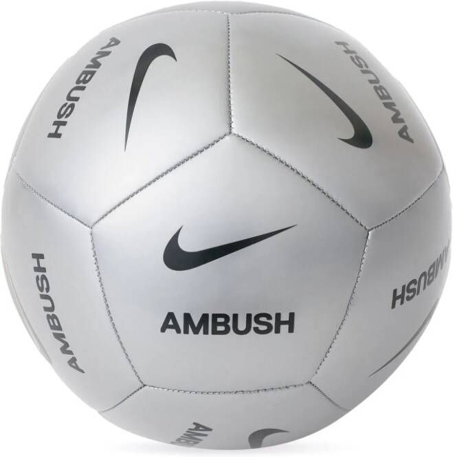 Nike x Ambush x Ambush voetbal met logoprint Zilver