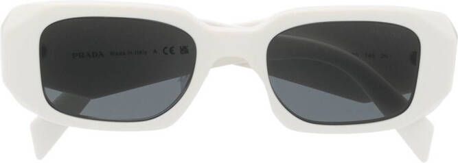 Prada Rechthoekige zonnebril met wit montuur en donkergrijze lenzen White Unisex