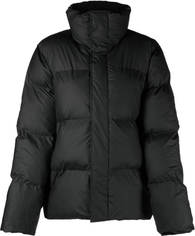 Rains Donsjack met logopatch Zwart