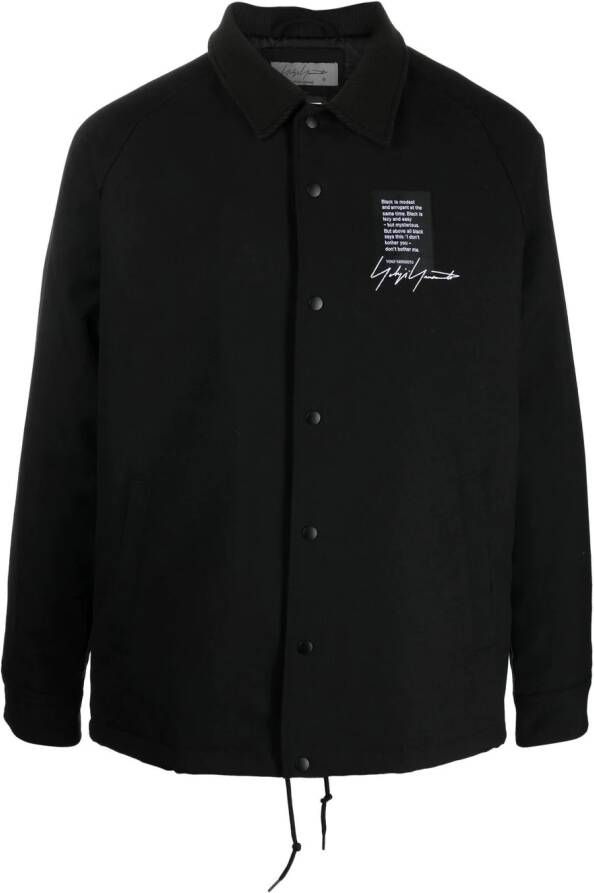 Yohji Yamamoto Shirtjack met logoprint Zwart