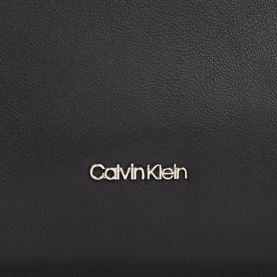 Calvin Klein Zwarte schoudertas met verstelbare handvat Black Dames