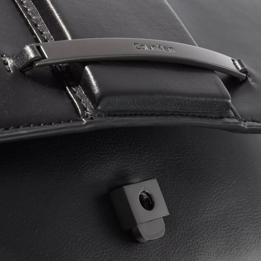 Calvin Klein Crossbody bags Bar Hardware Shoulder Bag in zwart