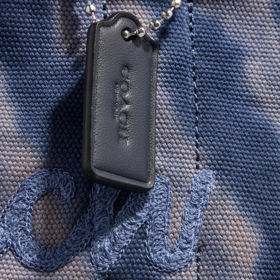 Coach Shoppers & Totes Tie-Dye Cargo Tote 26 in blauw - Foto 2