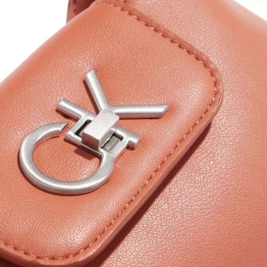Calvin Klein Crossbody bags Re-Lock Crossbody W Flap Small in oranje