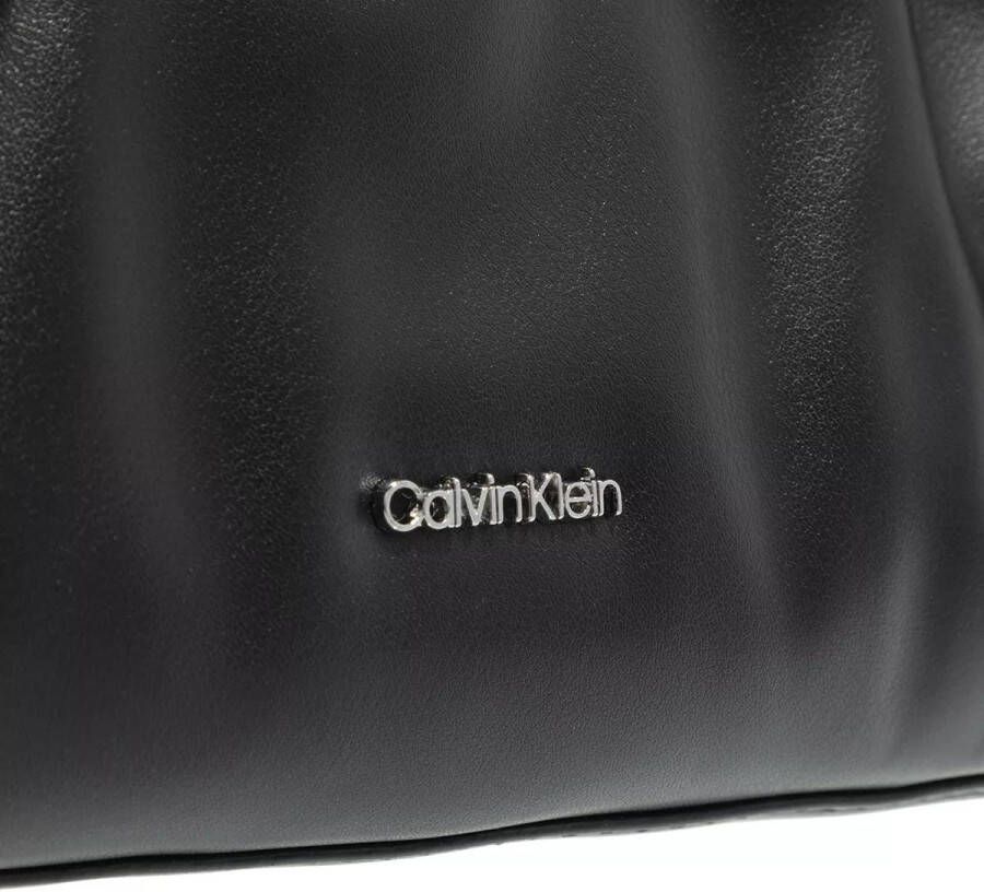 Calvin Klein Hobo bags Soft Cres Shoulder Bag Medium in zwart