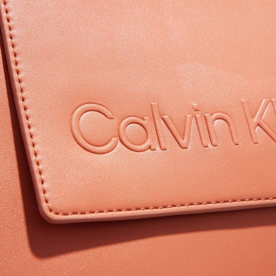 Calvin Klein Totes Ck Set Tote Medium in koraal