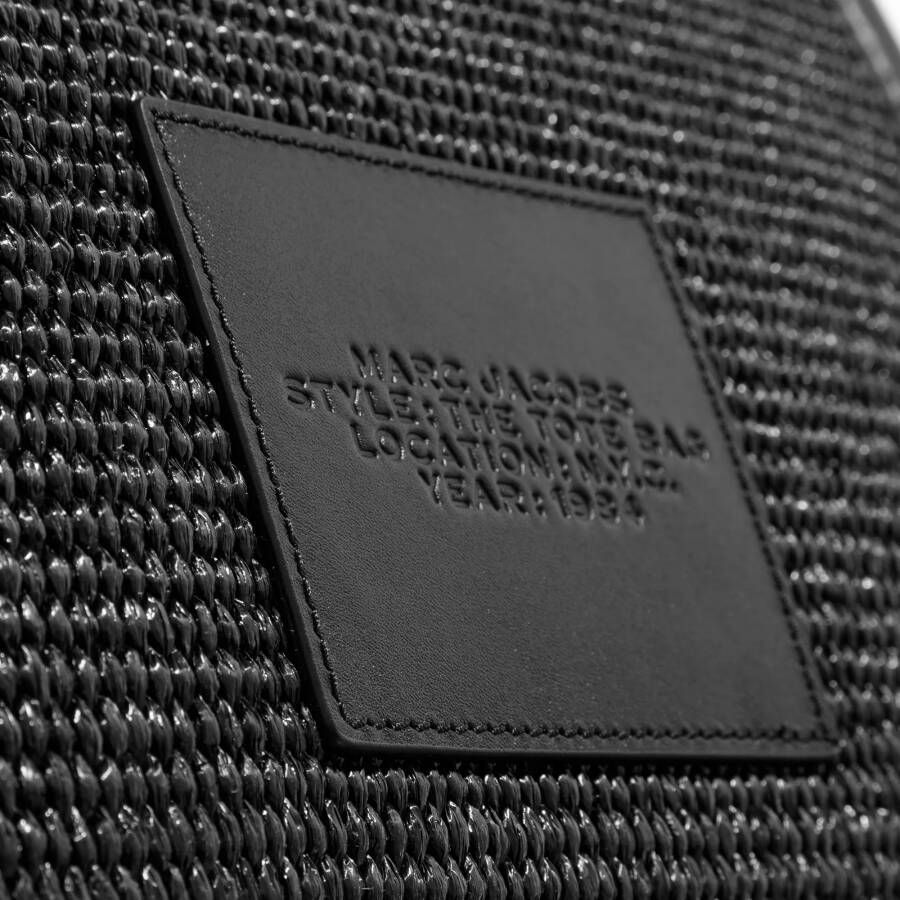 Marc Jacobs Totes Medium Woven Raffia Tote Bag in zwart