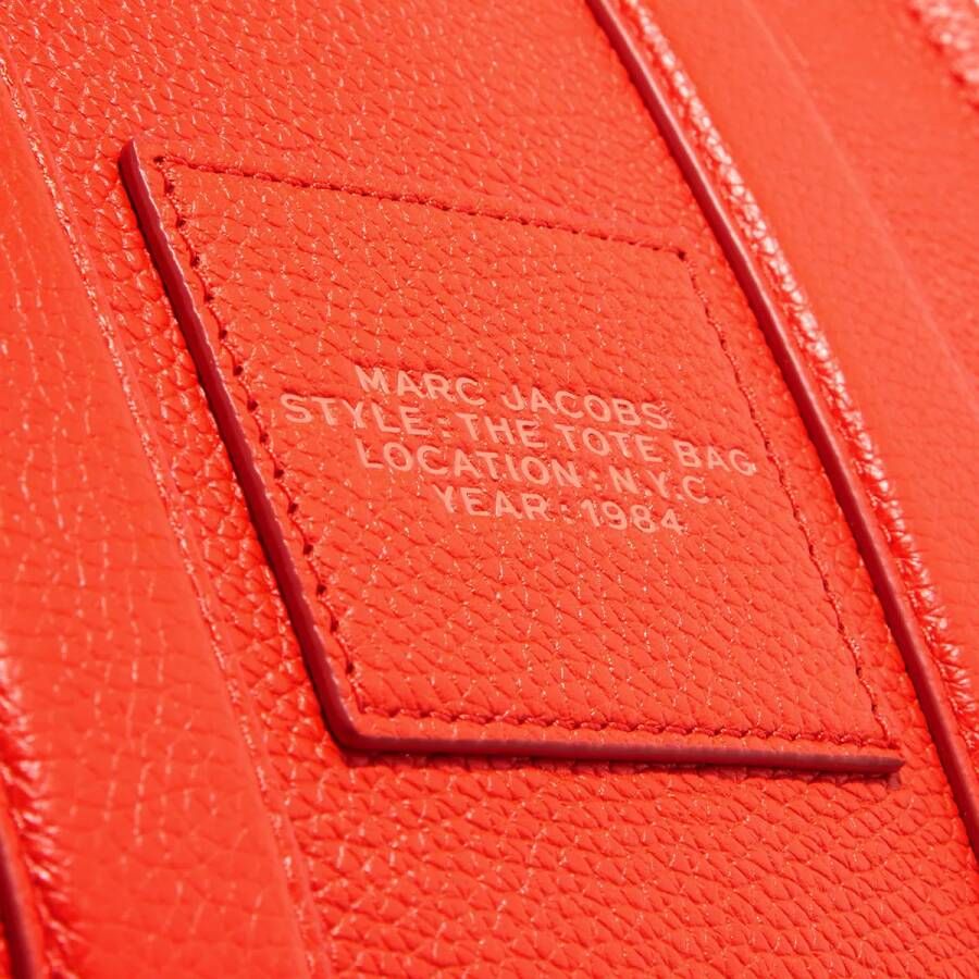 Marc Jacobs Totes The Leather Small Tote Bag in oranje