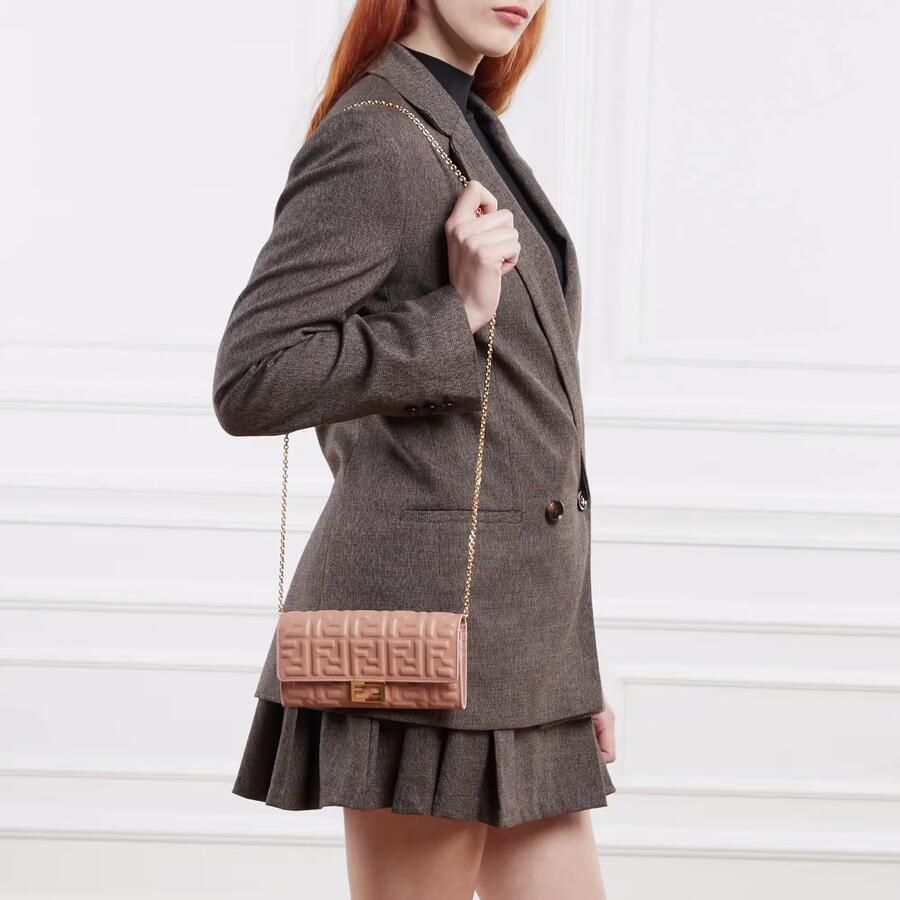 Fendi Crossbody bags Wallet On Chain Baguette in poeder roze