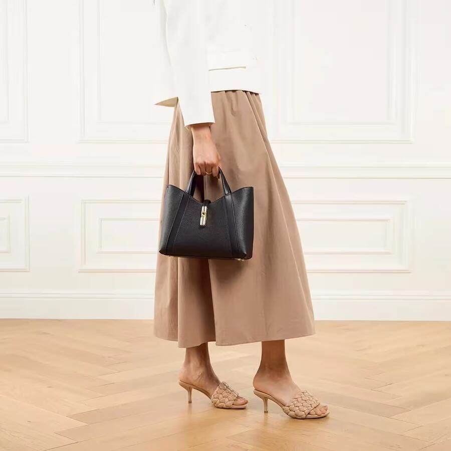 Furla Shoppers & Totes Goccia S Tote in zwart