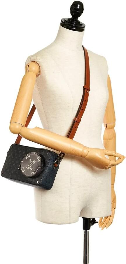 Louis Vuitton Hobo bags 2020 Monogram Eclipse Volga in zwart