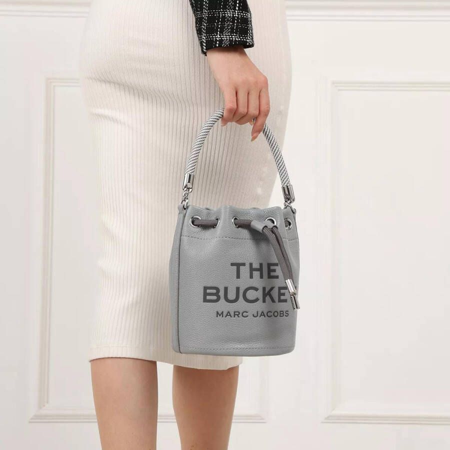 Marc Jacobs Totes The Leather Bucket Bag in grijs