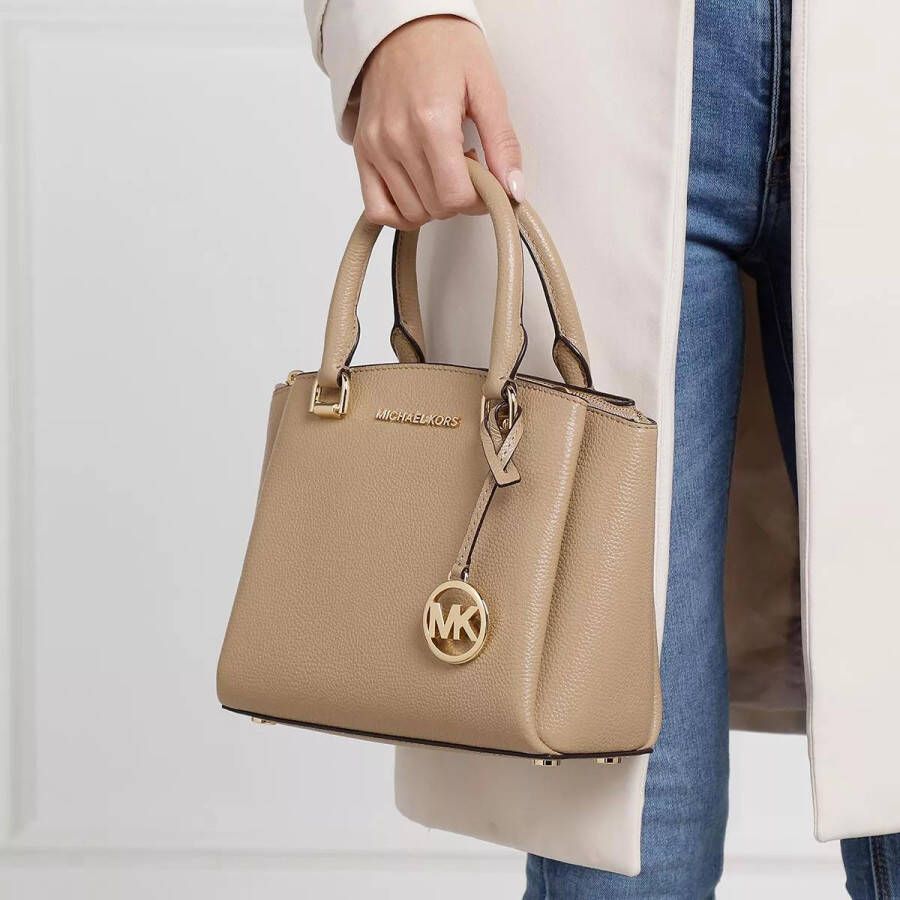 Chanel Hobo bags Small Chevron Aged Calfskin Gabrielle Crossbody in poeder roze