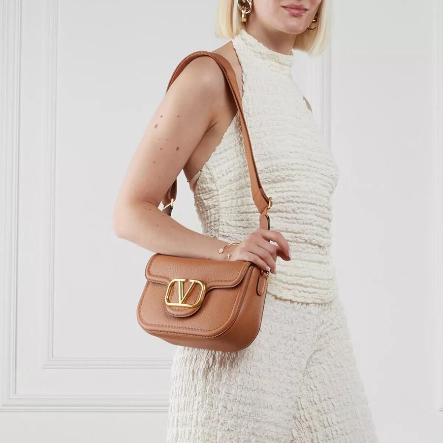 Valentino Garavani Shoppers Shoulder Bag Alltime Brass Logo in cognac