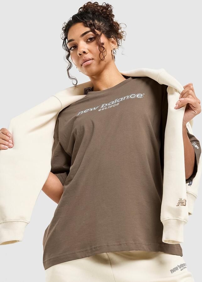 New Balance College Boyfriend T-Shirt Bruin- Dames Bruin