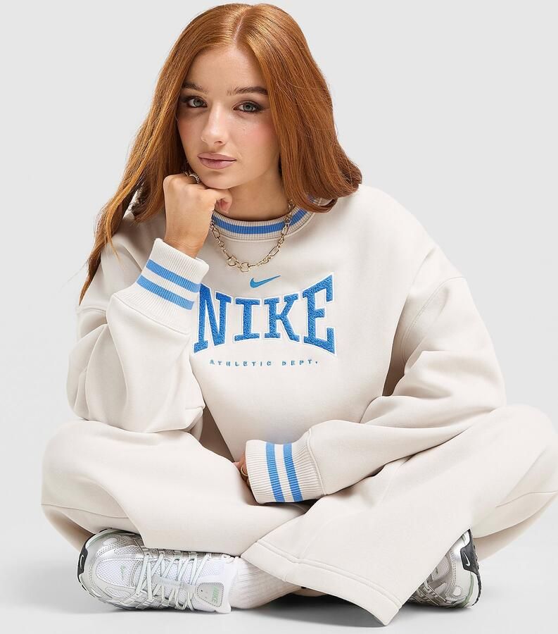 Nike Classics Graphic Phoenix Oversized Crew Sweatshirt Beige- Dames Beige