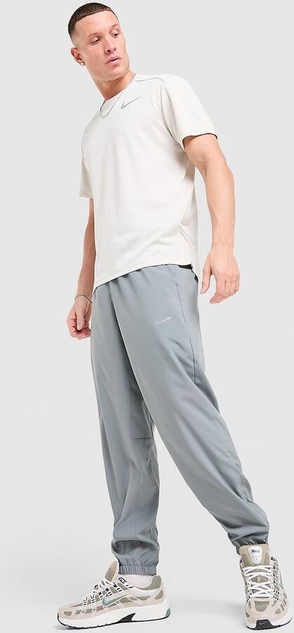 Nike Dri-FIT toelopende multifunctionele herenbroek Form Grijs- Heren Grijs