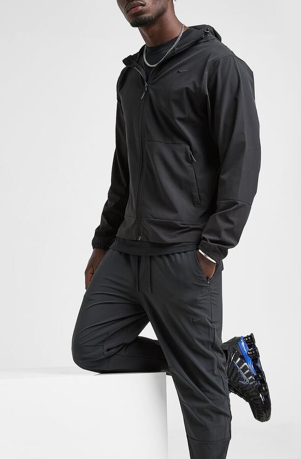 Nike Dri-FIT veelzijdige herenbroek met ritsboord Unlimited Zwart- Heren Zwart