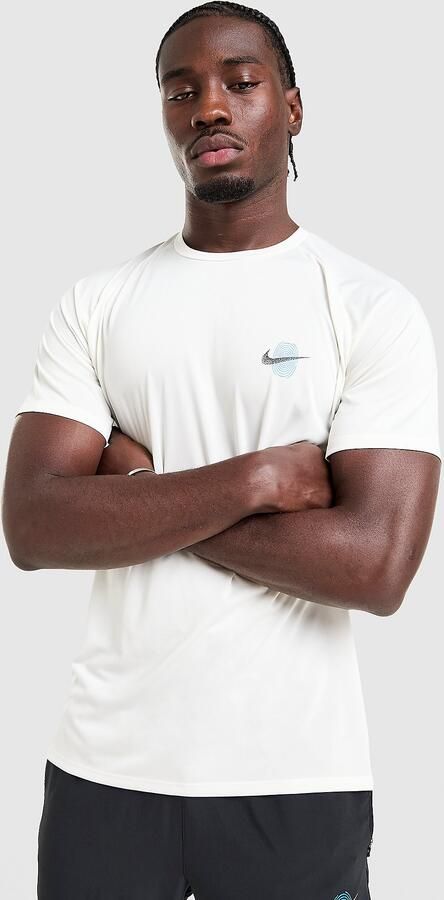 Nike Stride Graphic T-Shirt Bruin- Heren Bruin