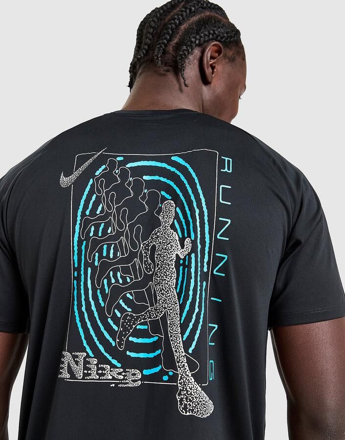 Nike Stride Graphic T-Shirt Zwart- Heren Zwart