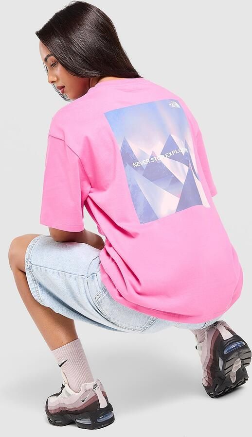 The North Face Peaks Graphic Boyfriend T-Shirt Roze- Dames Roze