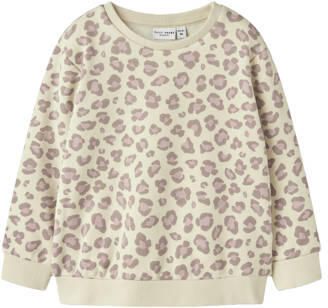 Name It Sweatshirt NMFDAVINA LS SWEAT FLEECE BRU NOOS in klassieke vorm en met geweldige alloverprint