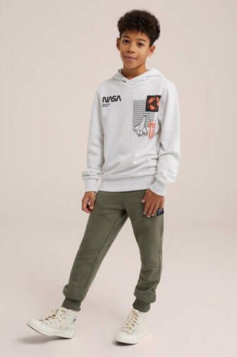 WE Fashion slim fit joggingbroek olijfgroen Jongens Sweat Effen 104