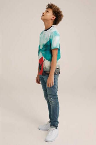WE Fashion T-shirt met grafische print blauw rood zwart Multi Jongens Katoen Ronde hals 110 116 - Foto 3