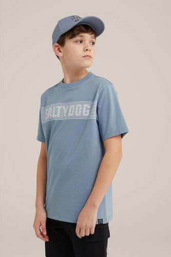 WE Fashion T-shirt met tekst lichtblauw Jongens Katoen Ronde hals Tekst 122 128 - Foto 3
