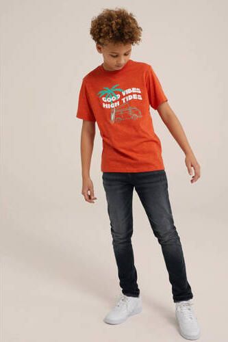 WE Fashion T-shirt met tekst rood Jongens Katoen Ronde hals Tekst 110 116 - Foto 2