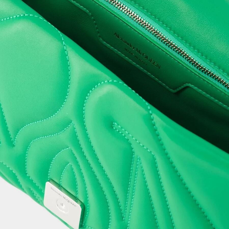 Alexander mcqueen Schoudertassen The Seal Crossbody Bag Leather Green in groen - Foto 2