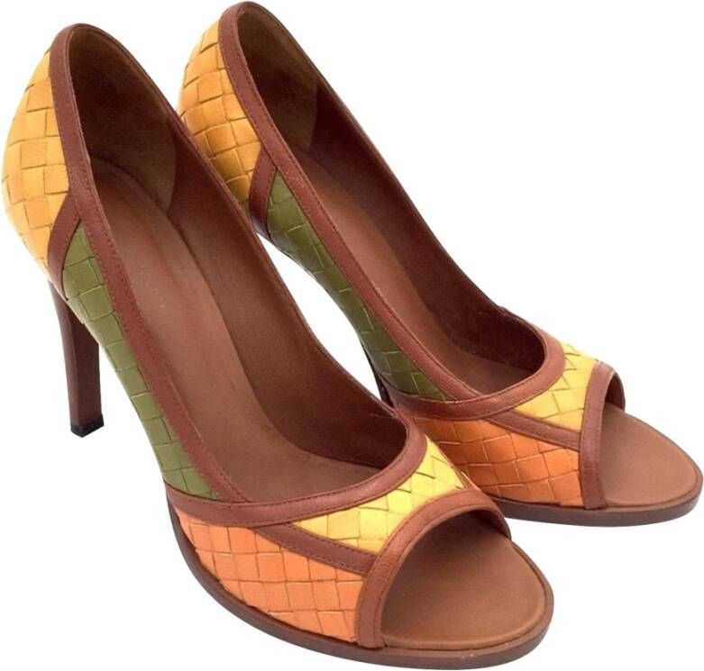 Bottega Veneta Vintage Bottega Veneta pumps in yellow green intrecciato nappa brown trim Bruin Dames