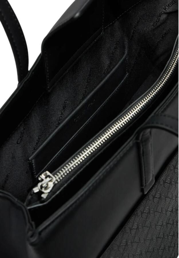 Calvin Klein Zwarte Polyethyleen Handtas Ruim Ontwerp Black Dames