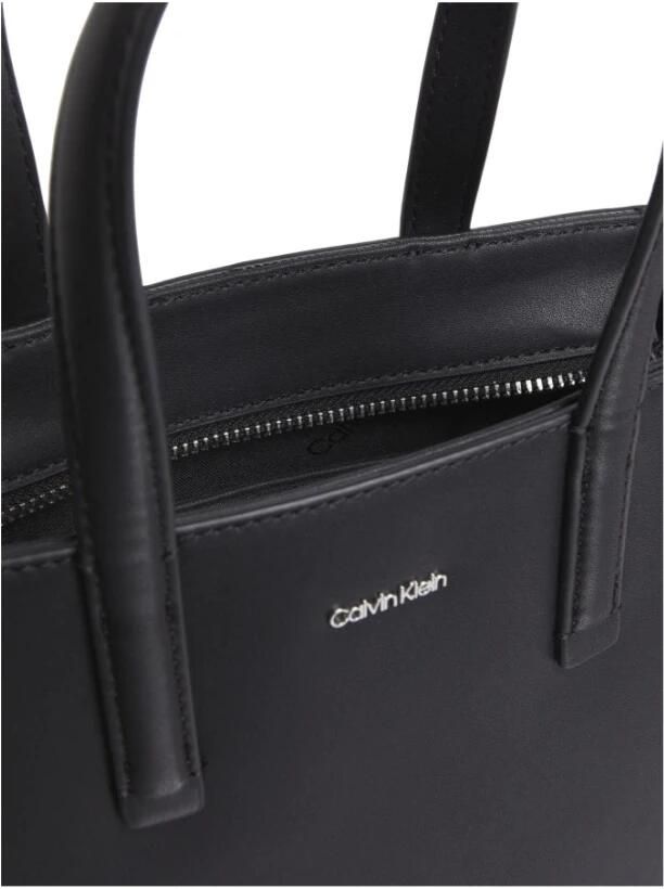 Calvin Klein Zwarte dameshandtas met verstelbare band Black Dames