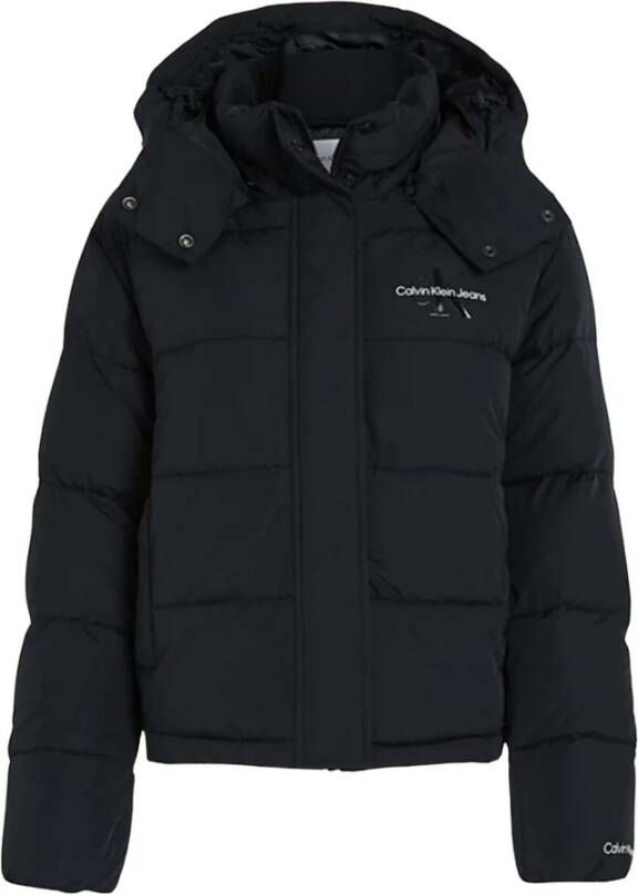 Calvin Klein Outdoorjack MONOLOGO NON DOWN SHORT PUFFER met een logo-opschrift