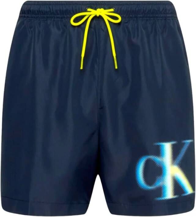 Calvin Klein Dynamisch. Gedurfd. Jeugdig. CK Monogram presenteert nieuwe variaties van het iconische logo op zwemkleding geïnspireerd door het archief. Deze shorts zijn gemaakt van 100% gerecycled materiaal. Blue Heren