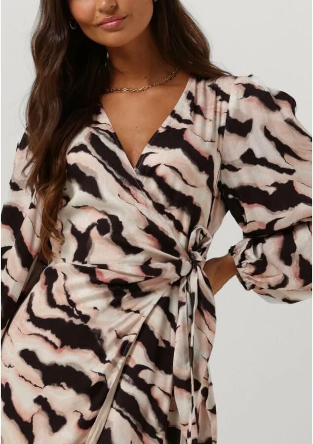 Catwalk Junkie wikkeljurk Yala met all over print beige zwart - Foto 5