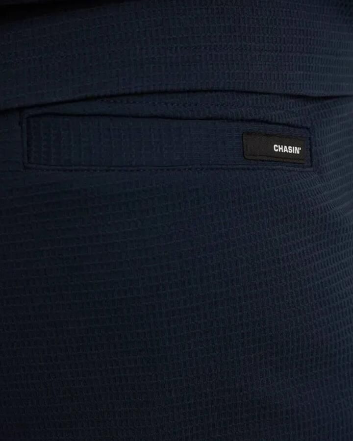 CHASIN' slim chino short met textuur donkerblauw - Foto 4