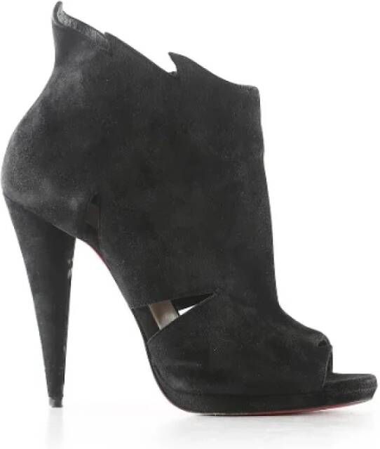 Louboutin suede online zwart